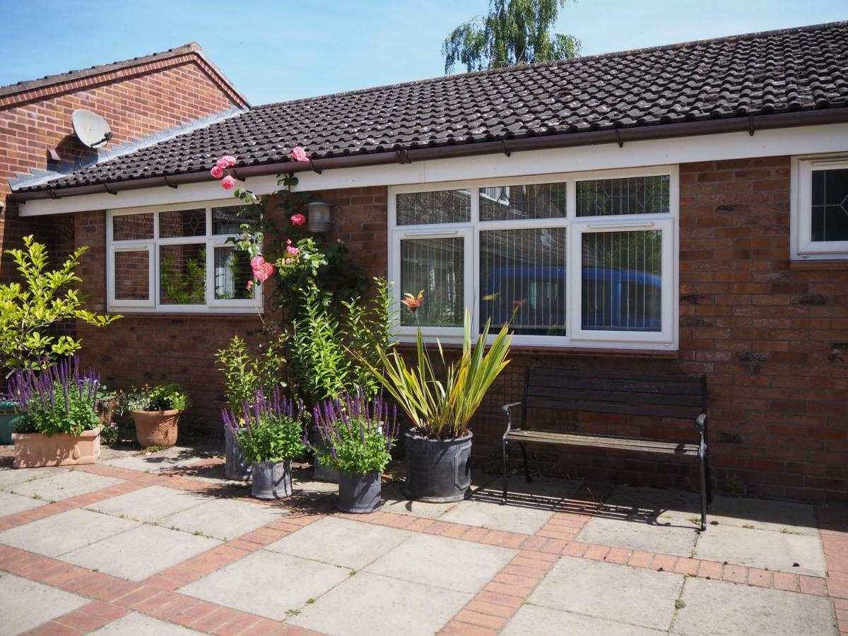 Surlingham Lodge Garden Cottage In Rspb Village Near Норуич Екстериор снимка
